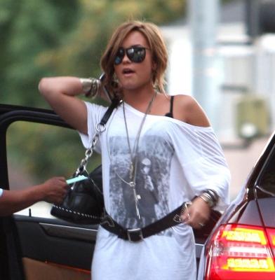 15.09 - Leaving a Restaurant with Demi Lovato in Burbank (78)