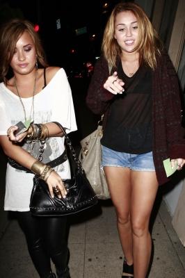 15.09 - Leaving a Restaurant with Demi Lovato in Burbank (72)